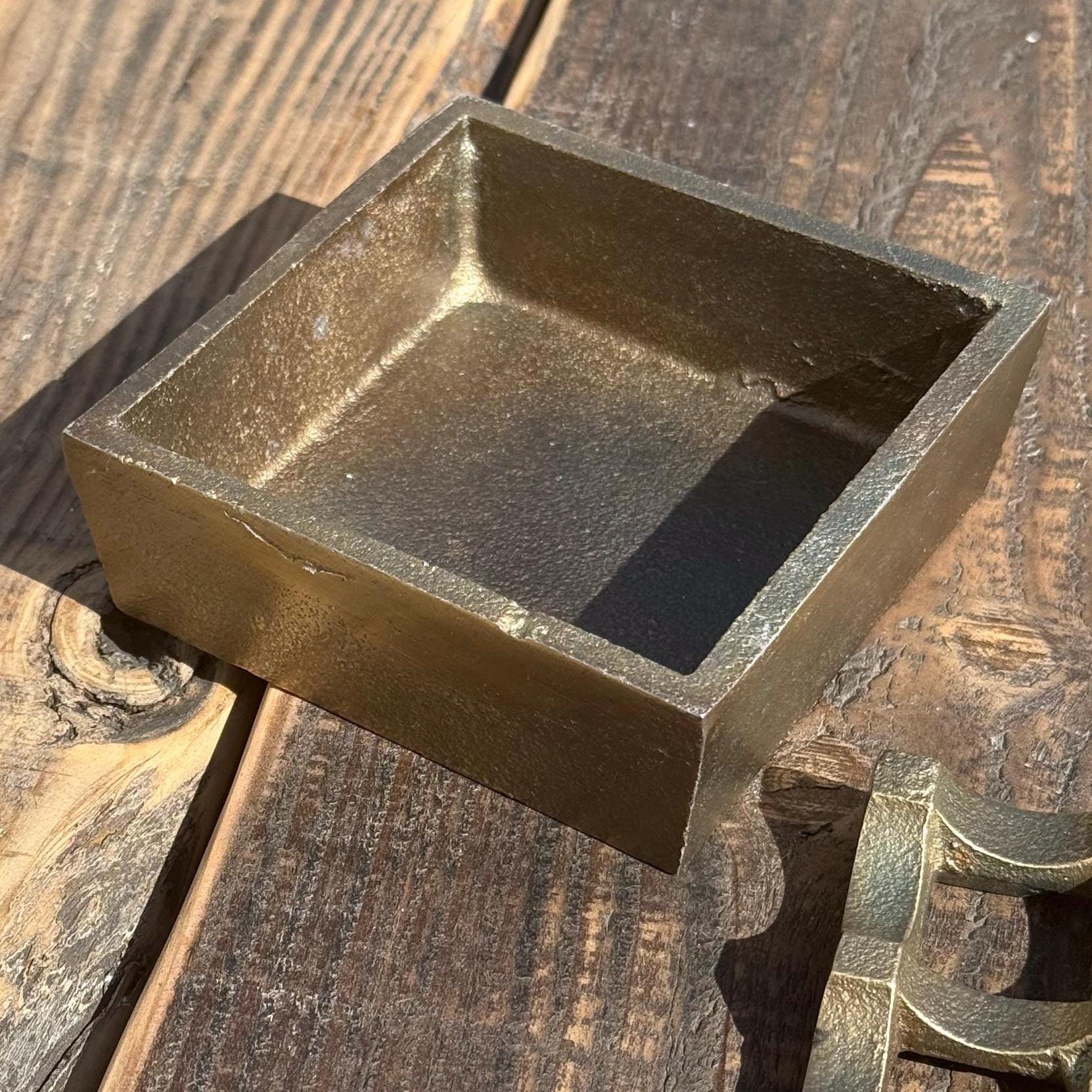 Antique Brass Handcrafted Cast Ashtray - Vintage Style Cigar Holder Ashtray - Heavy Cigarette Ashtray