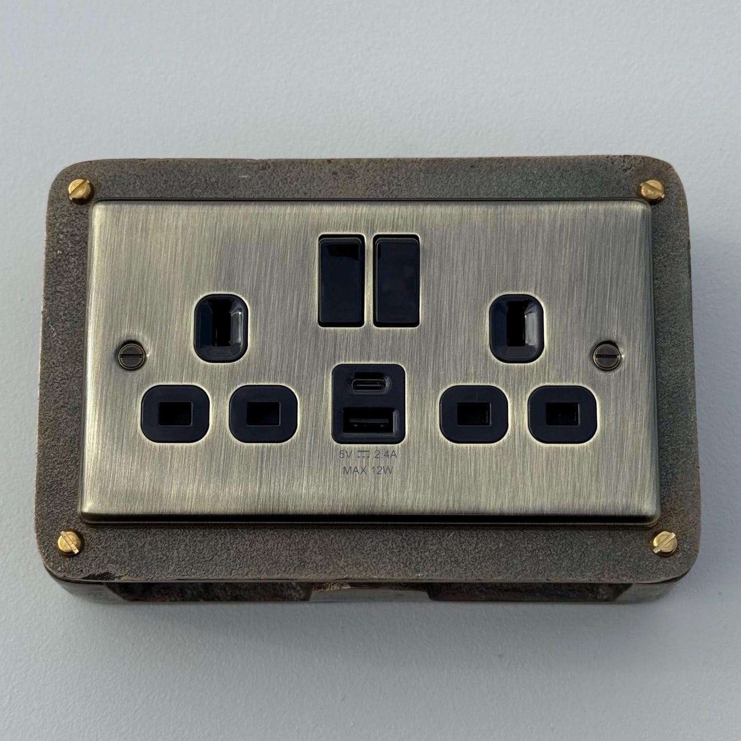 Antique Brass Double Switched Solid Cast Metal Conduit 2-Gang Socket + 2 Outlet Type A & C USB Charger