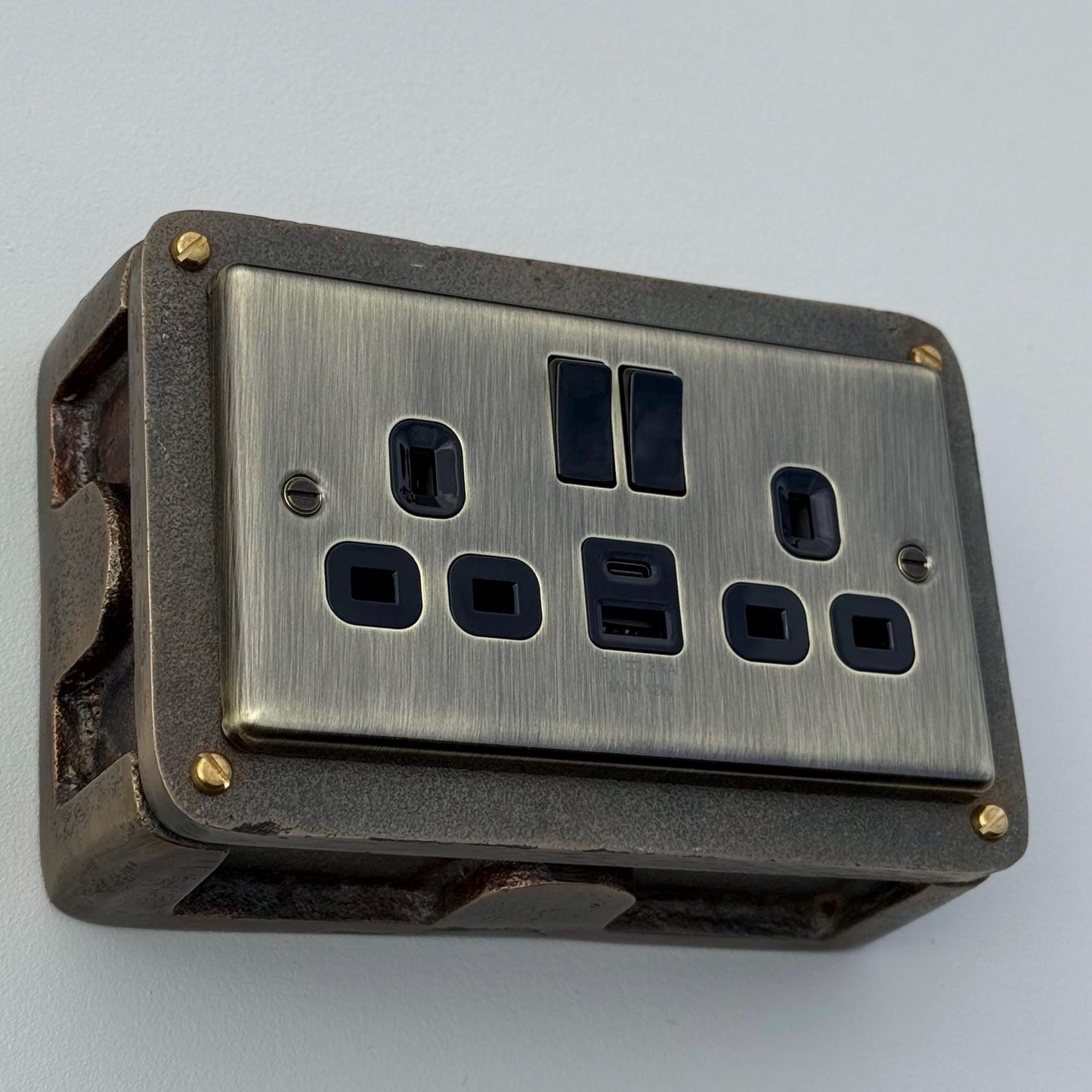 Antique Brass Double Switched Solid Cast Metal Conduit 2-Gang Socket + 2 Outlet Type A & C USB Charger