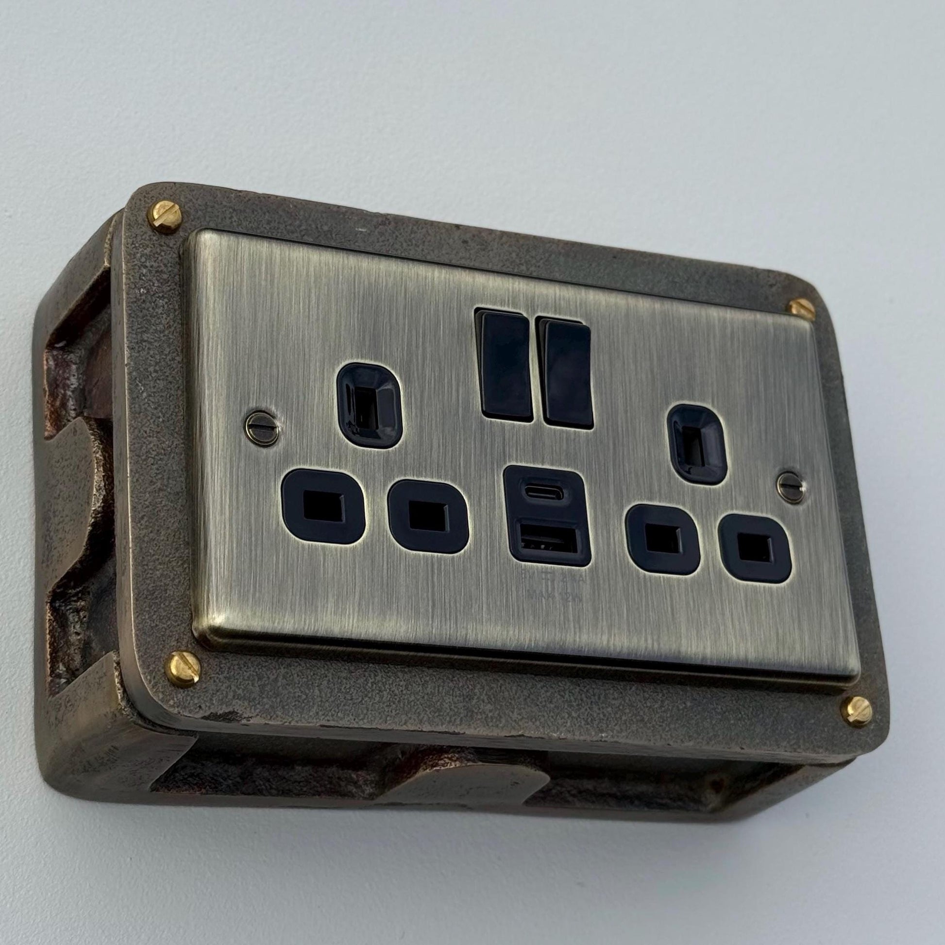 Antique Brass Double Switched Solid Cast Metal Conduit 2-Gang Socket + 2 Outlet Type A & C USB Charger