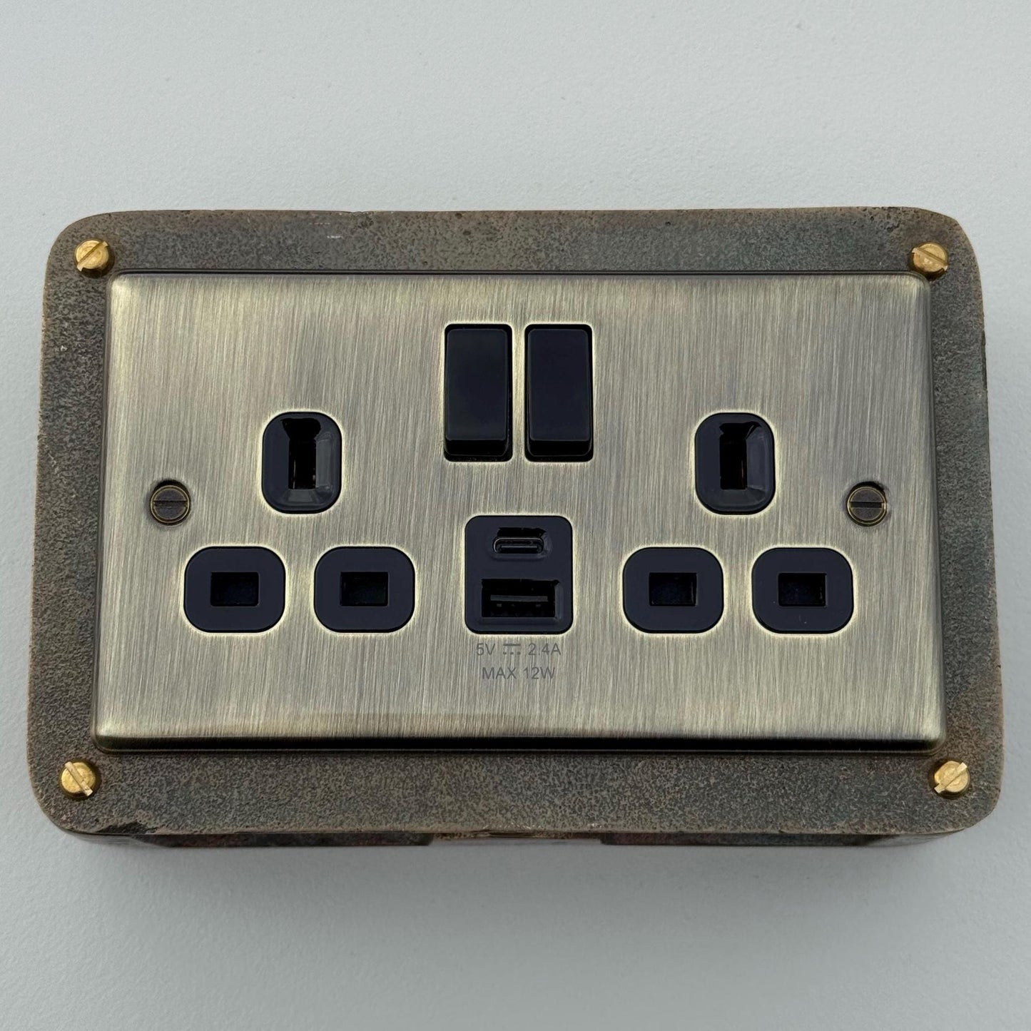 Antique Brass Double Switched Solid Cast Metal Conduit 2-Gang Socket + 2 Outlet Type A & C USB Charger