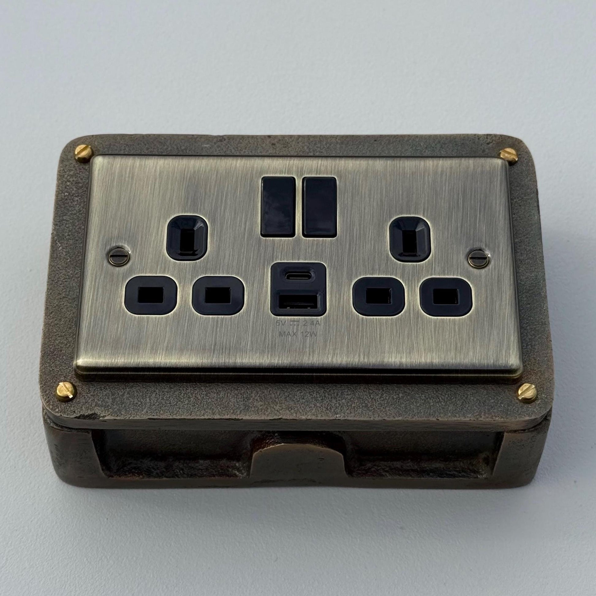 Antique Brass Double Switched Solid Cast Metal Conduit 2-Gang Socket + 2 Outlet Type A & C USB Charger