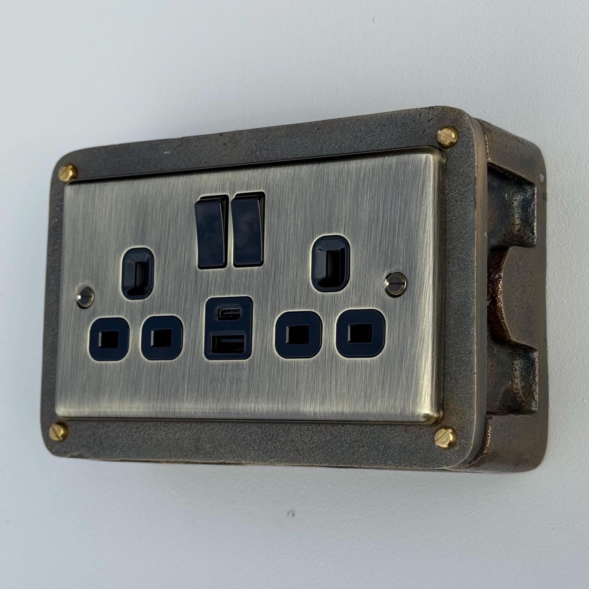 Antique Brass Double Switched Solid Cast Metal Conduit 2-Gang Socket + 2 Outlet Type A & C USB Charger
