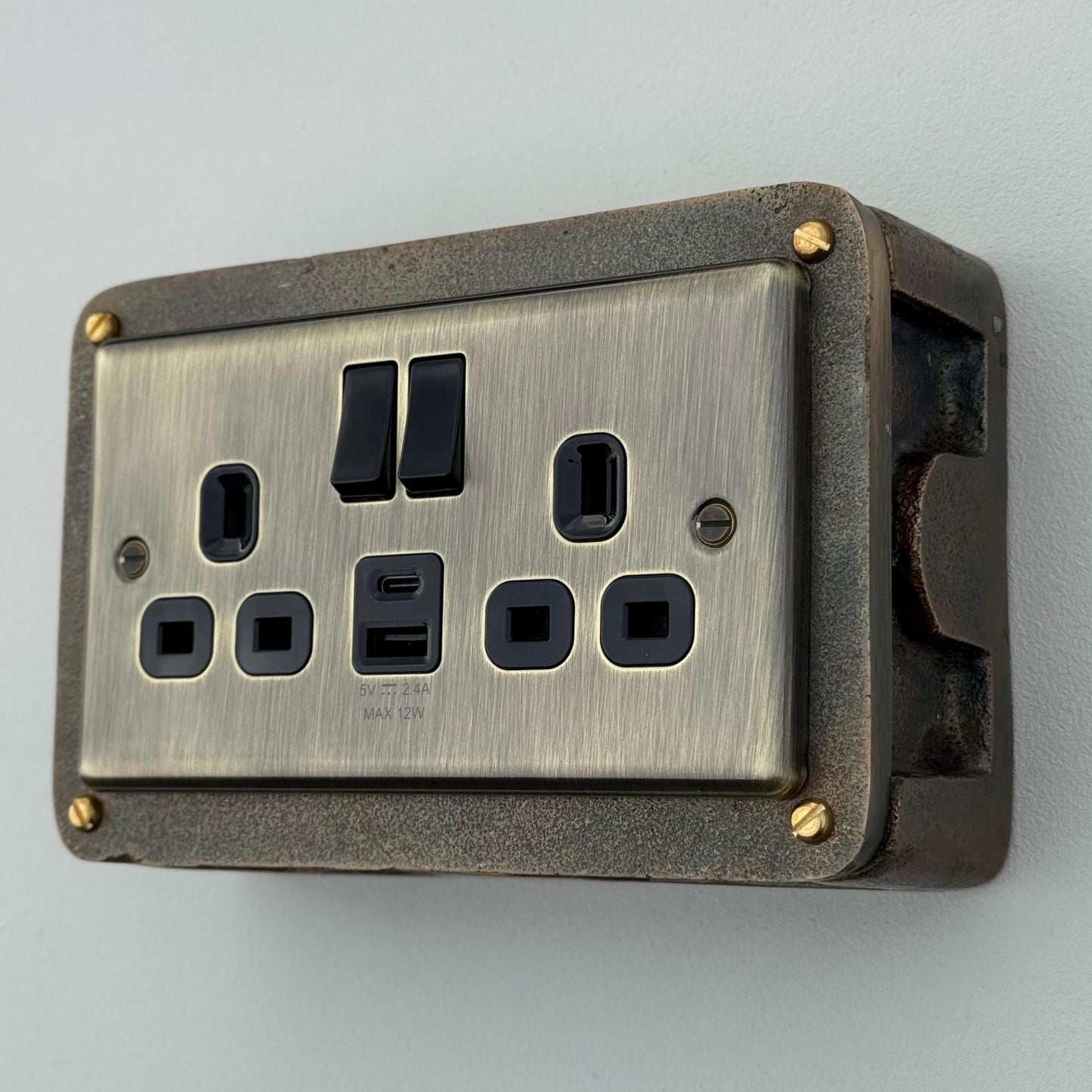 Antique Brass Double Switched Solid Cast Metal Conduit 2-Gang Socket + 2 Outlet Type A & C USB Charger