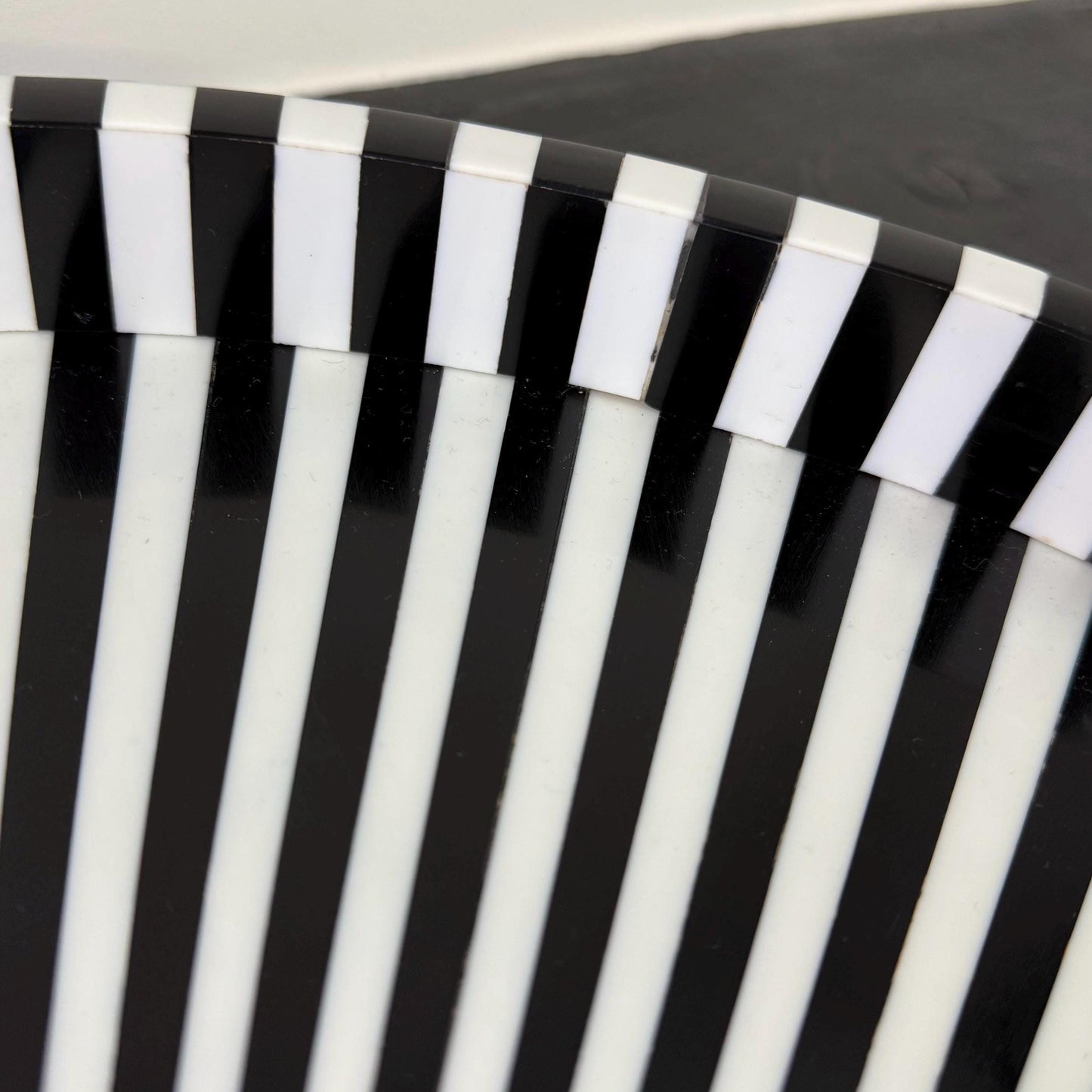 Modern Black and White Optical Illusion Round Tray