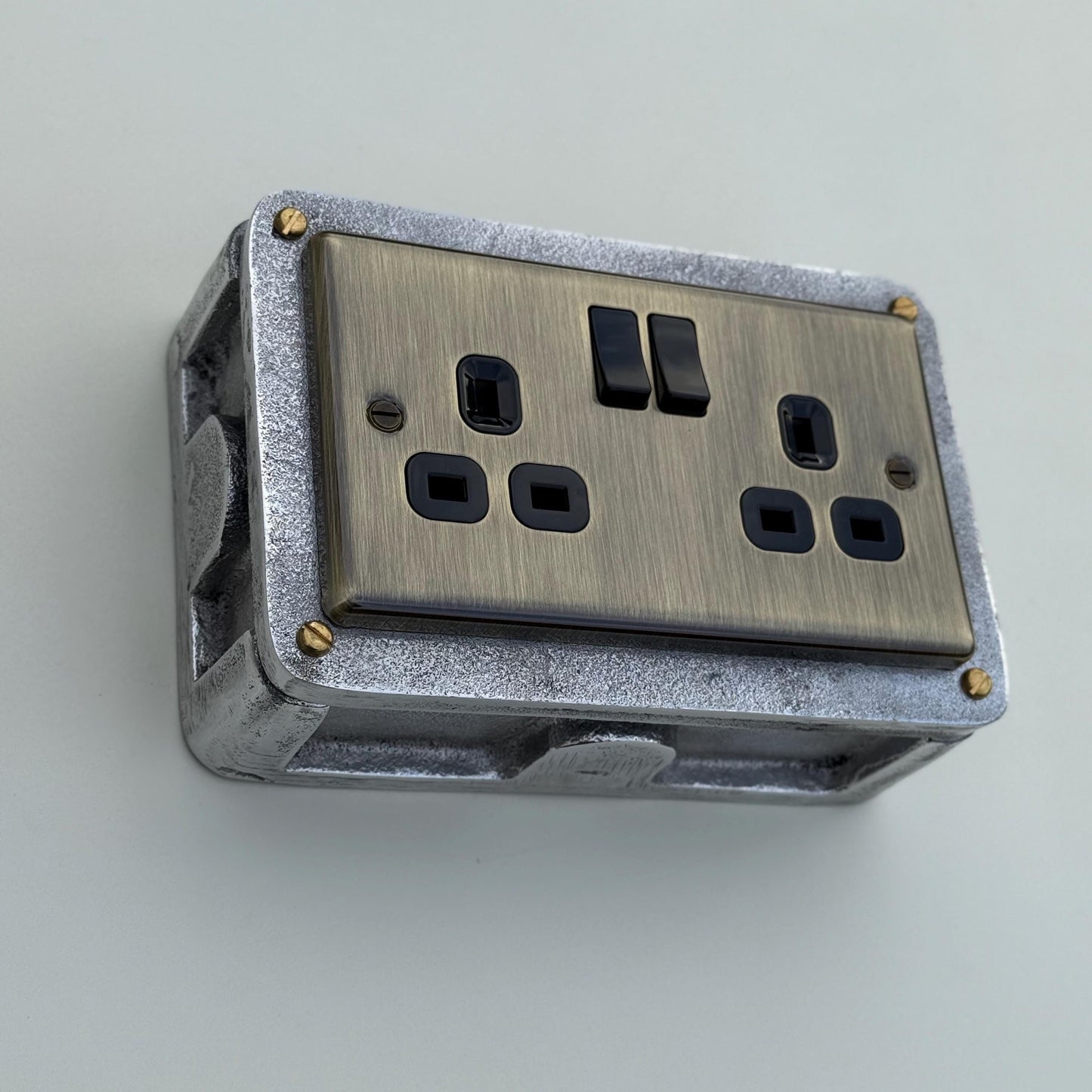 Antique Brass Double Switched 13A Power Socket 230V 13A 2 Gang 2G Solid Cast Metal Conduit Industrial