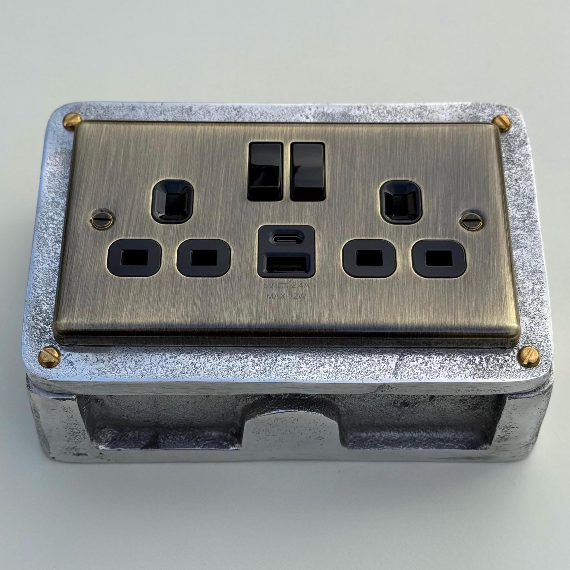 Antique Brass Double Switched 13A Power Socket 230V 13A 2 Gang 2G Solid Cast Metal Conduit Industrial