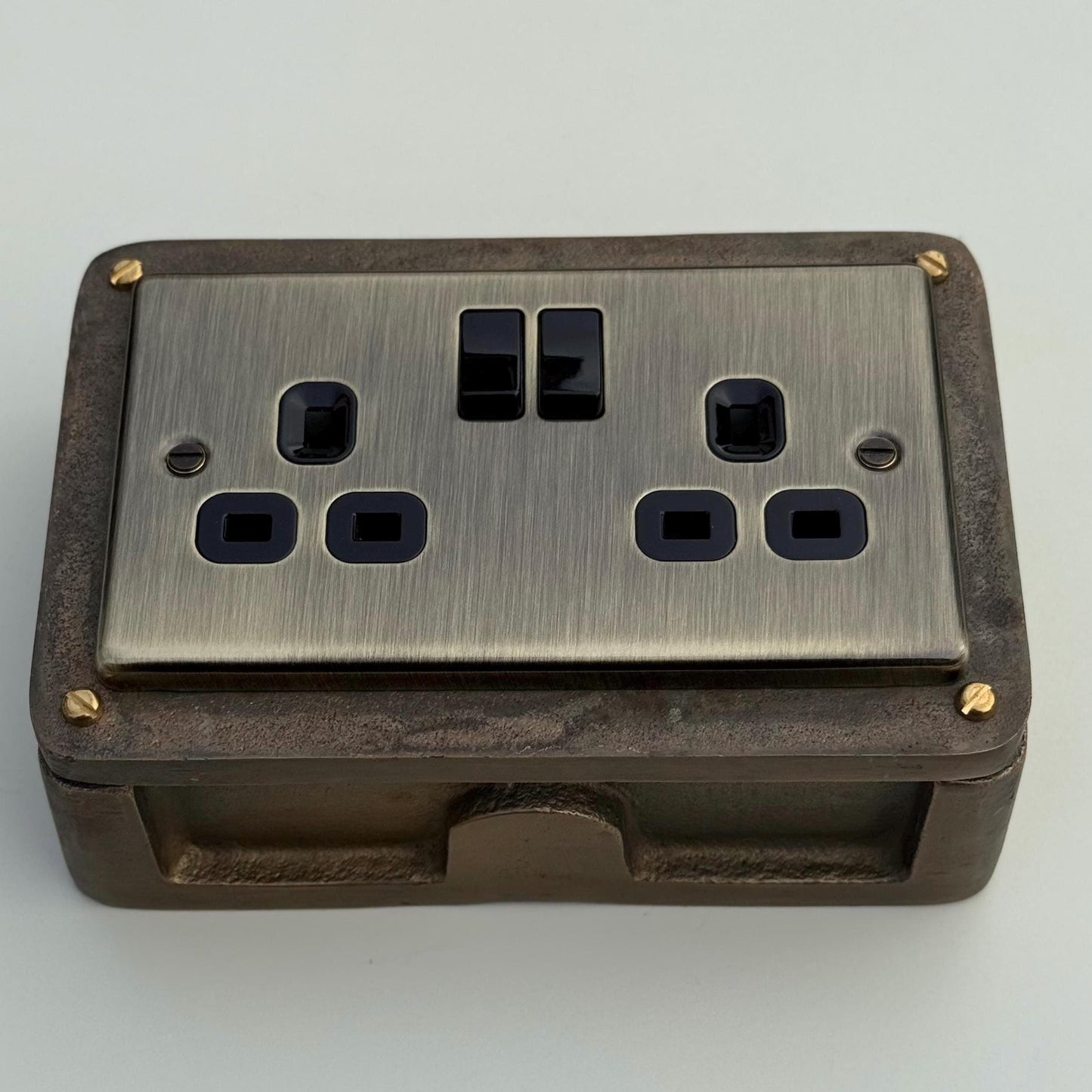Antique Brass Double Switched Solid Cast Metal Conduit 2-Gang Socket + 2 Outlet Type A & C USB Charger