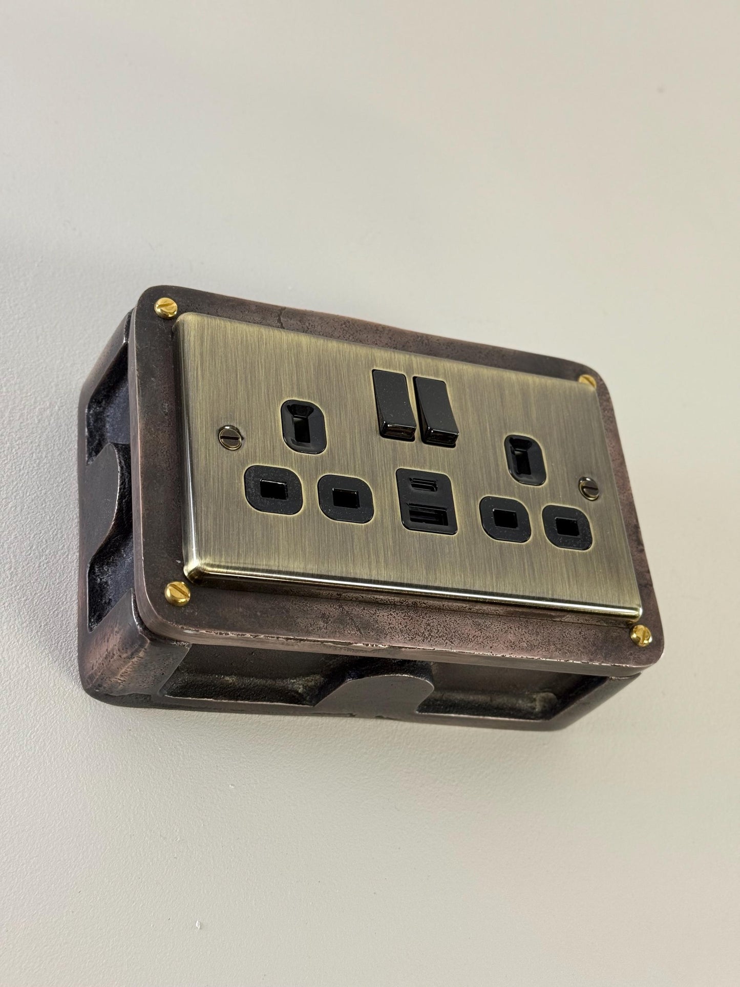 Antique Brass Double Switched Antique Copper Solid Cast Metal Conduit 2-Gang Socket + 2 Outlet Type A & C USB Charger