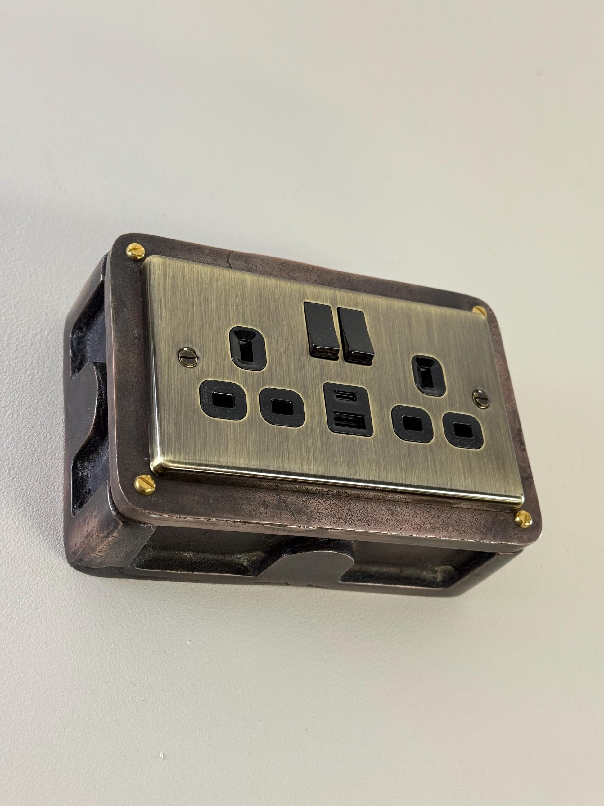 Antique Brass Double Switched Antique Copper Solid Cast Metal Conduit 2-Gang Socket + 2 Outlet Type A & C USB Charger