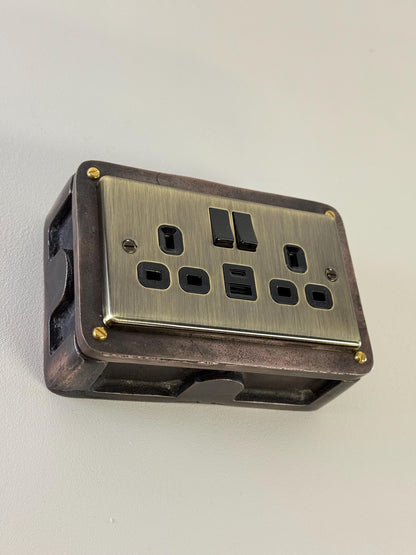 Antique Brass Double Switched Antique Copper Solid Cast Metal Conduit 2-Gang Socket + 2 Outlet Type A & C USB Charger