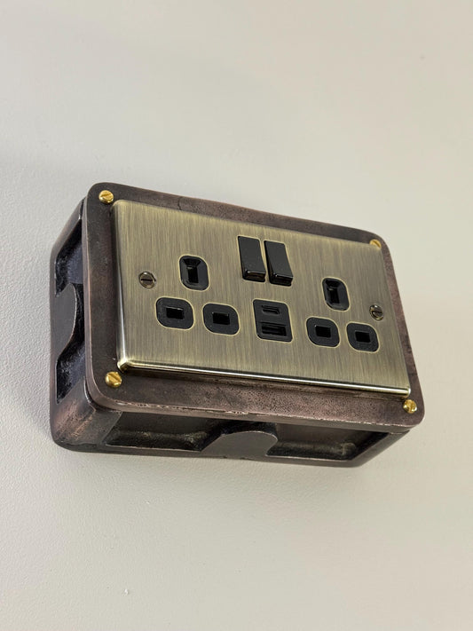 Antique Brass Double Switched Antique Copper Solid Cast Metal Conduit 2-Gang Socket + 2 Outlet Type A & C USB Charger