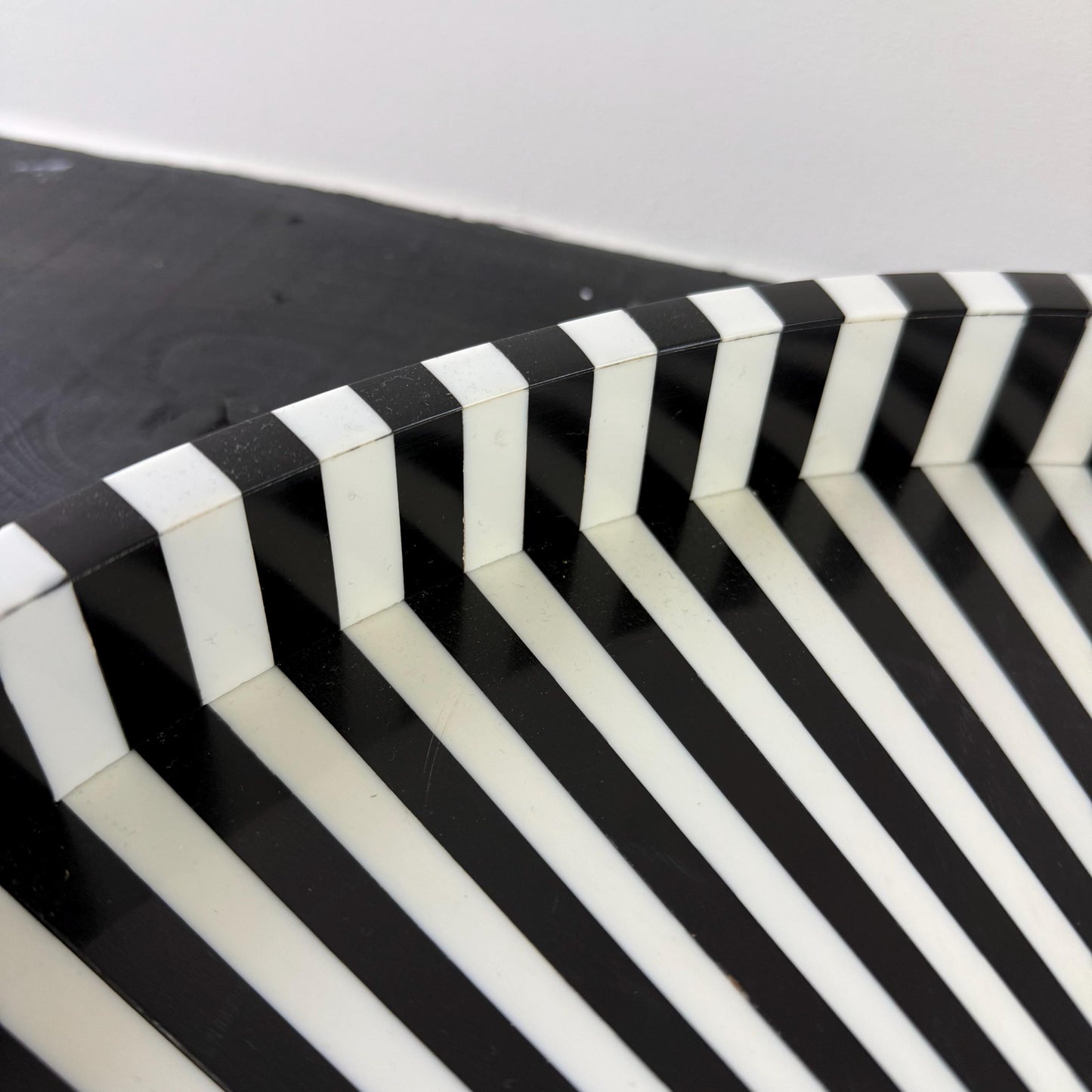 Modern Black and White Optical Illusion Round Tray