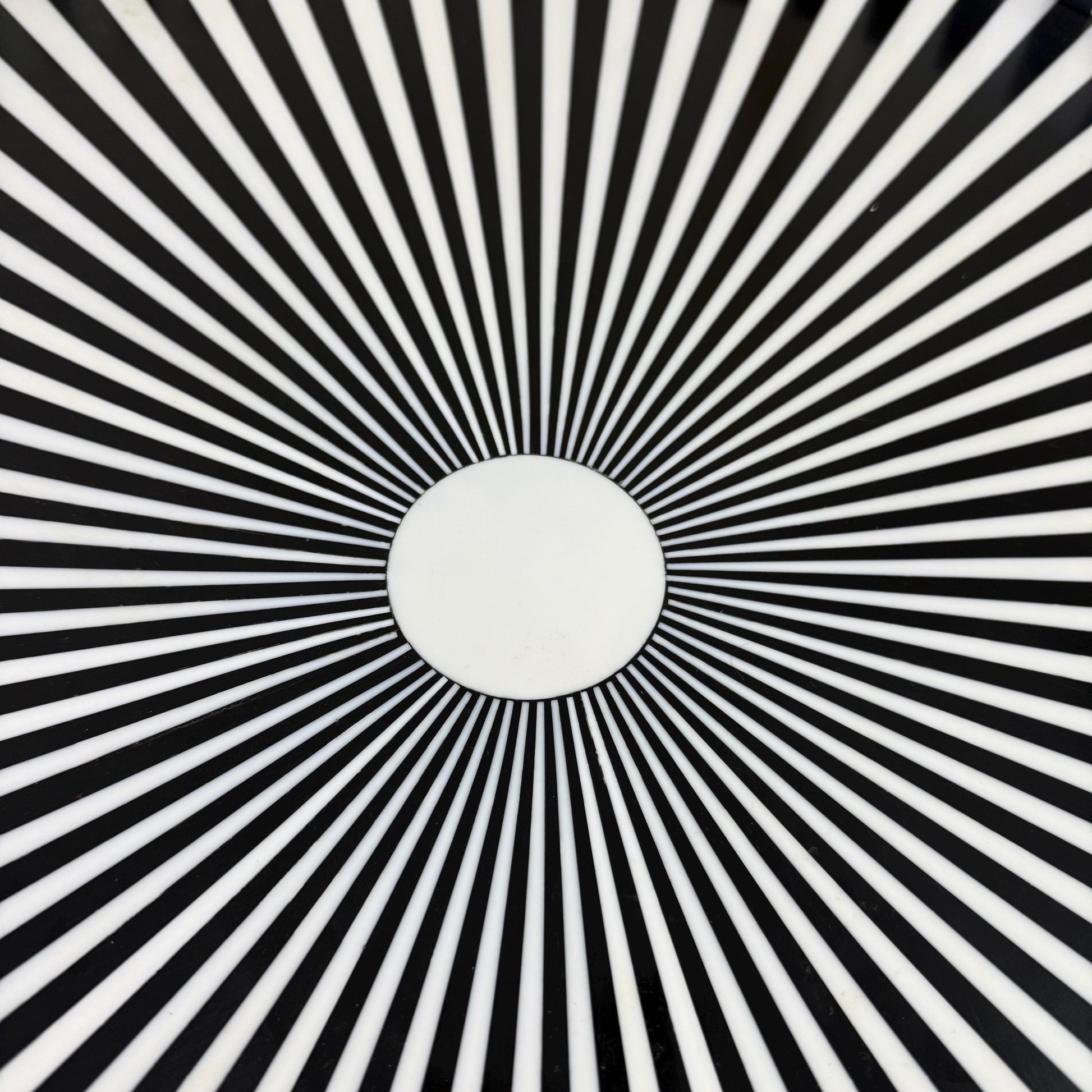 Modern Black and White Optical Illusion Round Tray