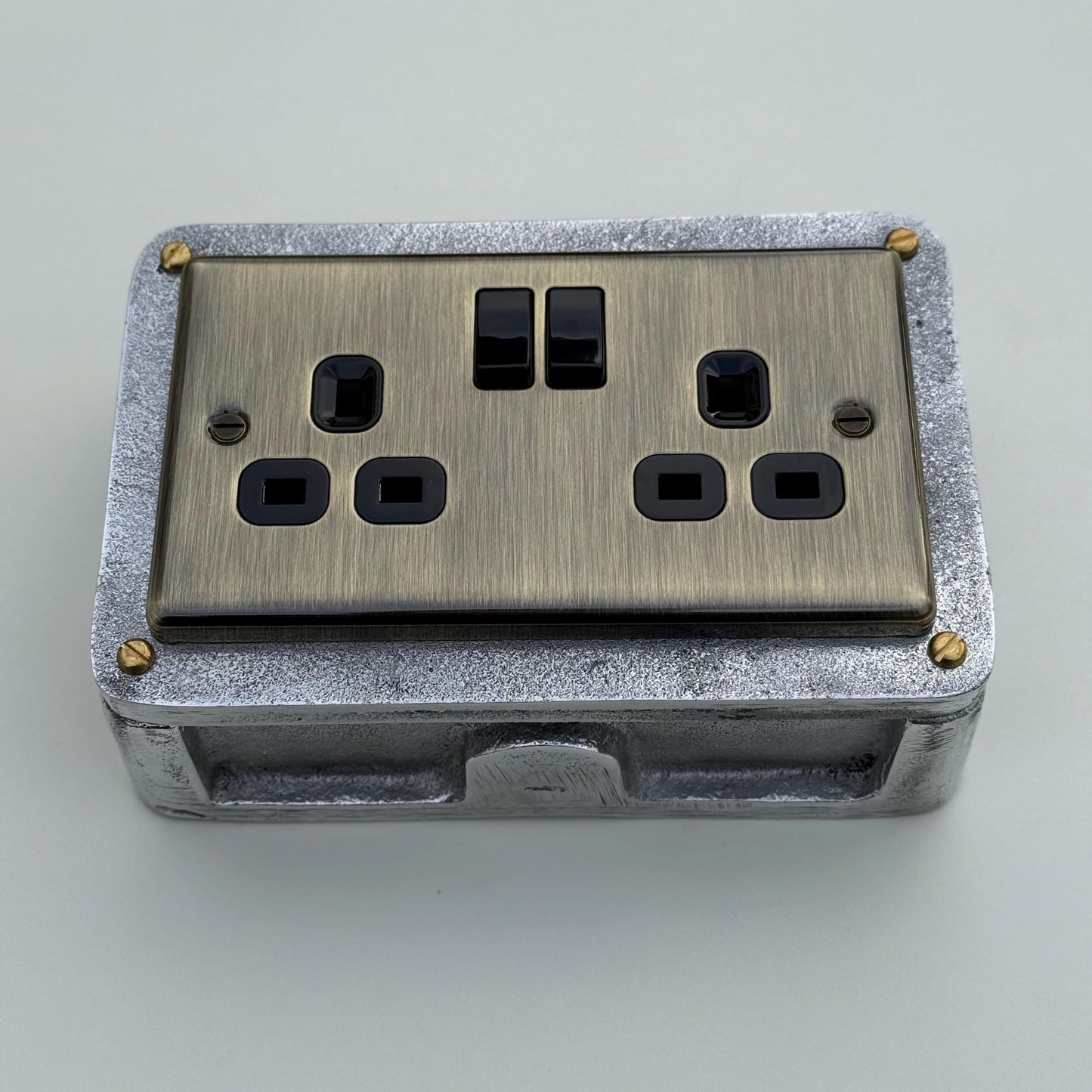 Antique Brass Double Switched 13A Power Socket 230V 13A 2 Gang 2G Solid Cast Metal Conduit Industrial