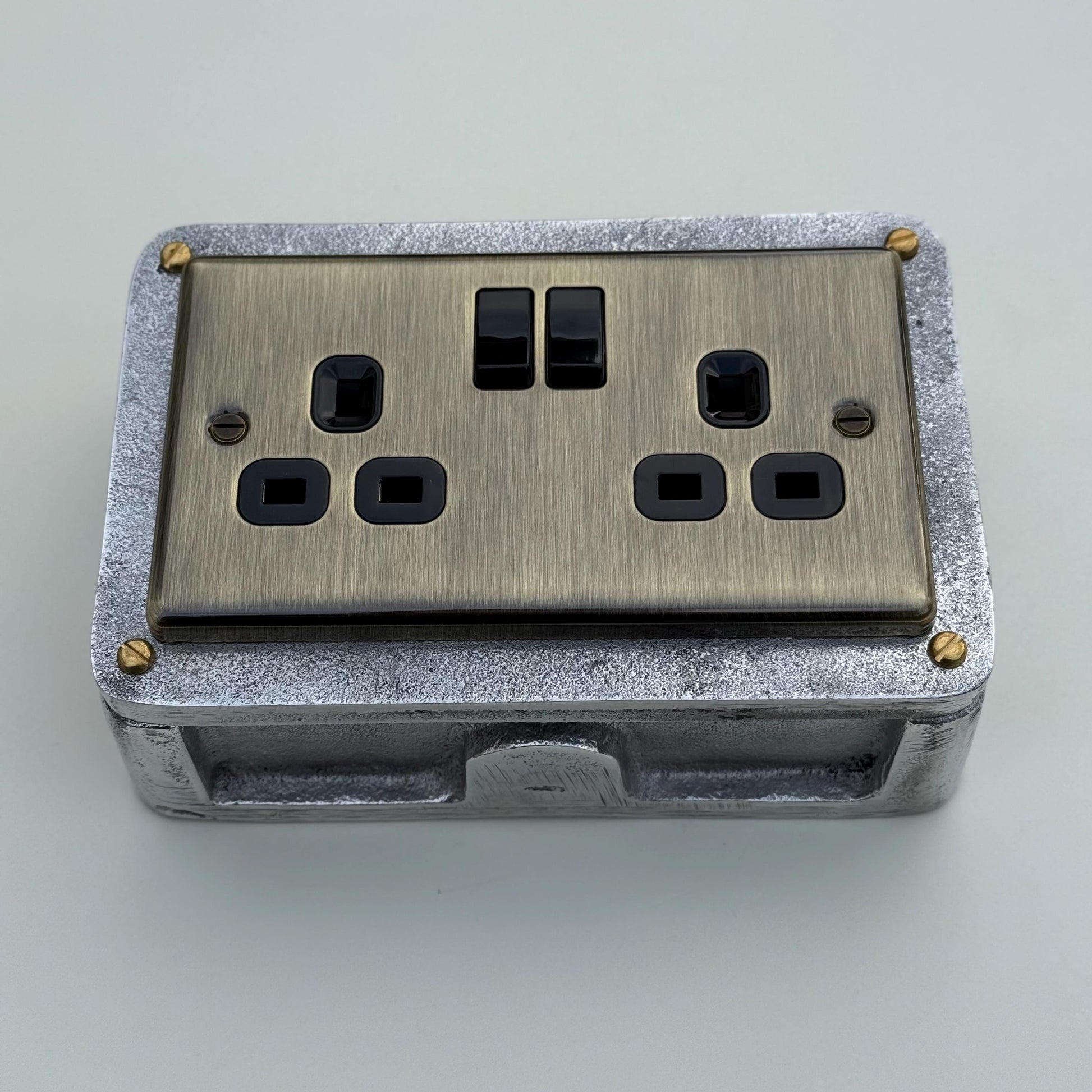 Antique Brass Double Switched 13A Power Socket 230V 13A 2 Gang 2G Solid Cast Metal Conduit Industrial