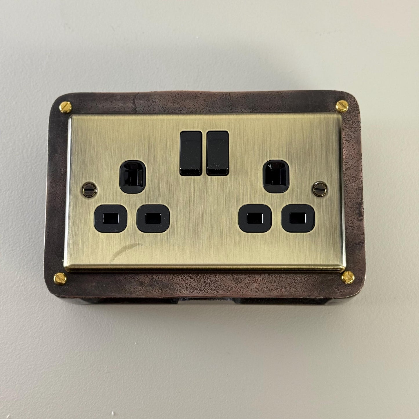 Antique Brass Double Switched Antique Copper Solid Cast Metal Conduit 2-Gang Socket + 2 Outlet Type A & C USB Charger