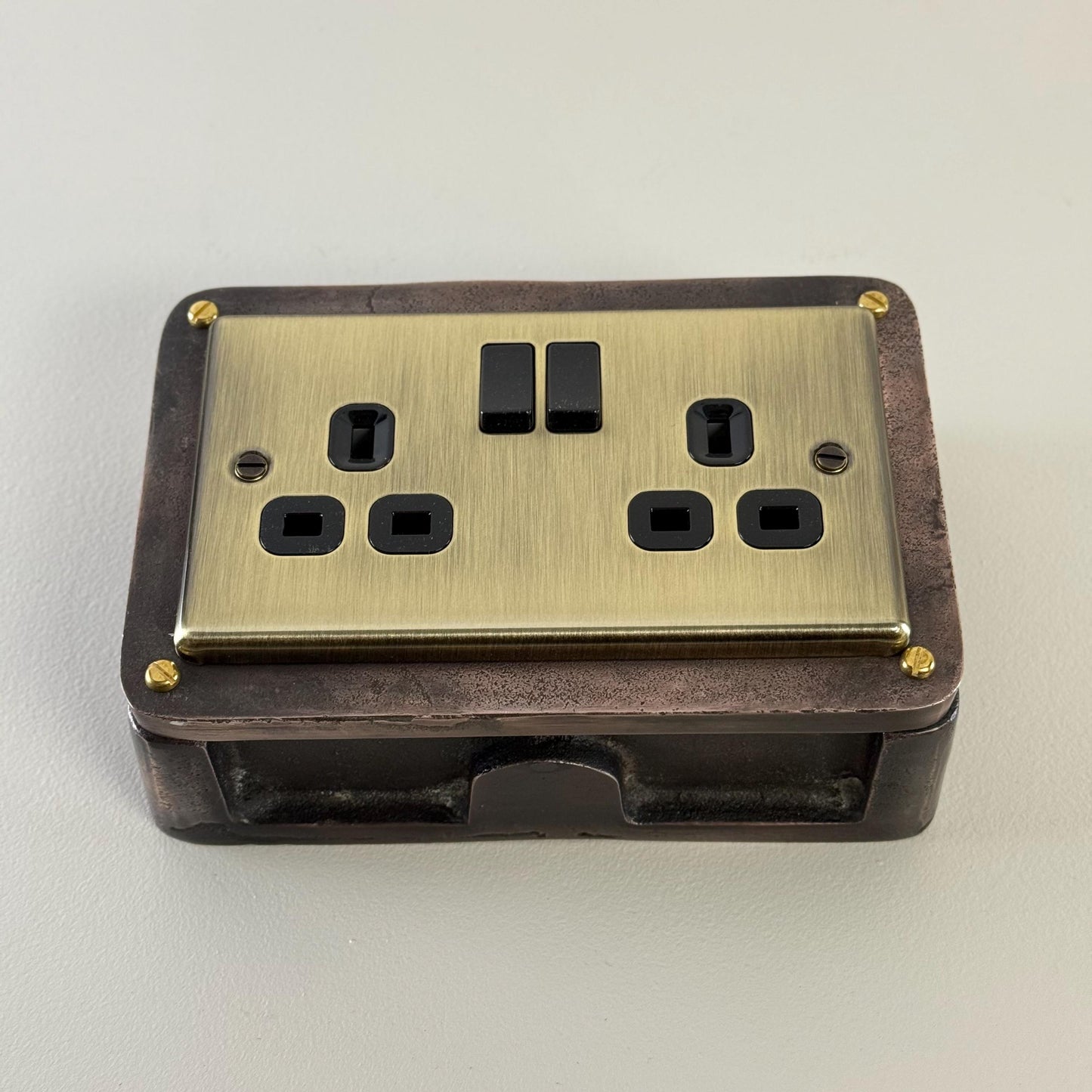 Antique Brass Double Switched Antique Copper Solid Cast Metal Conduit 2-Gang Socket + 2 Outlet Type A & C USB Charger