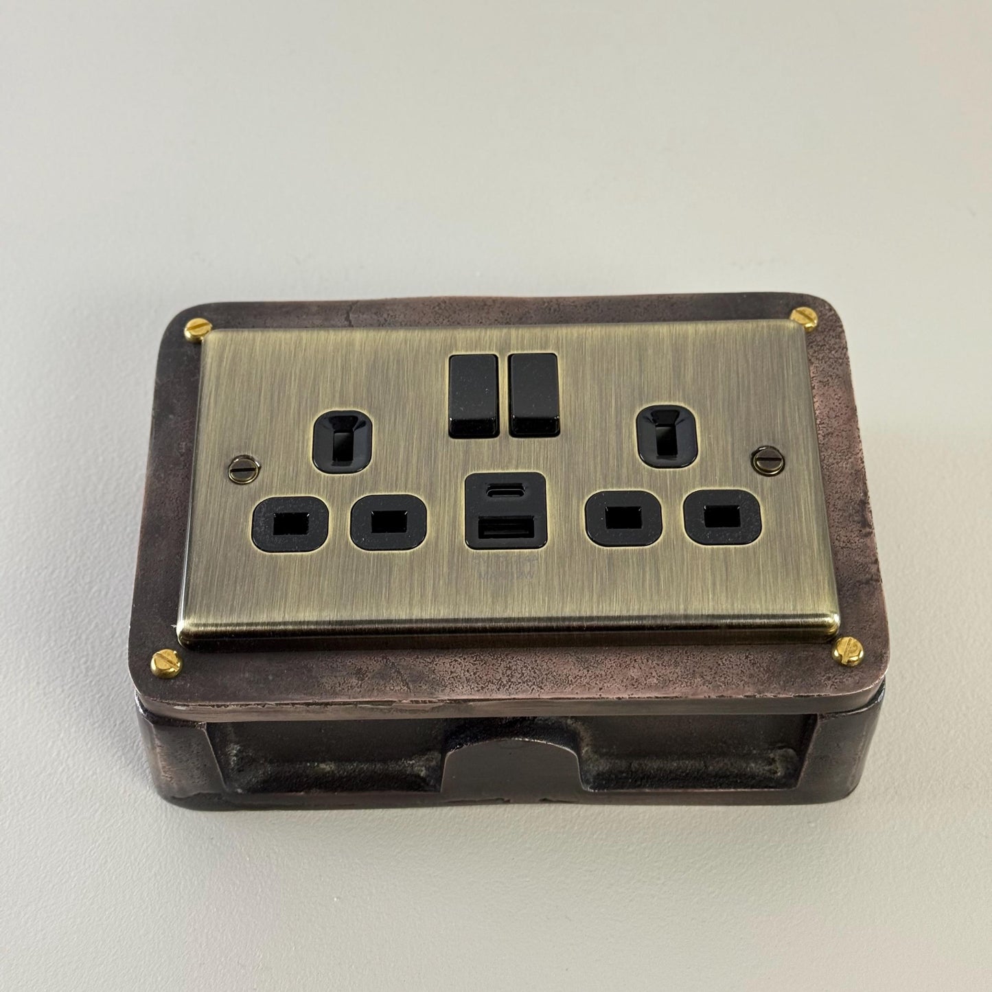 Antique Brass Double Switched Antique Copper Solid Cast Metal Conduit 2-Gang Socket + 2 Outlet Type A & C USB Charger