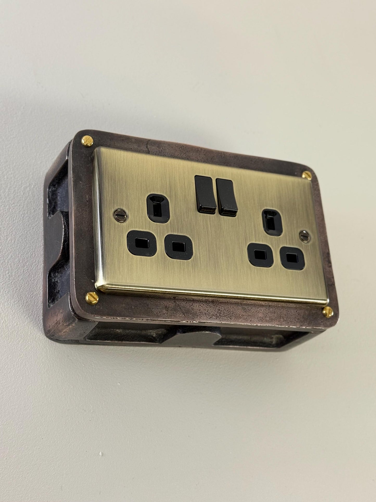 Antique Brass Double Switched Antique Copper Solid Cast Metal Conduit 2-Gang Socket + 2 Outlet Type A & C USB Charger