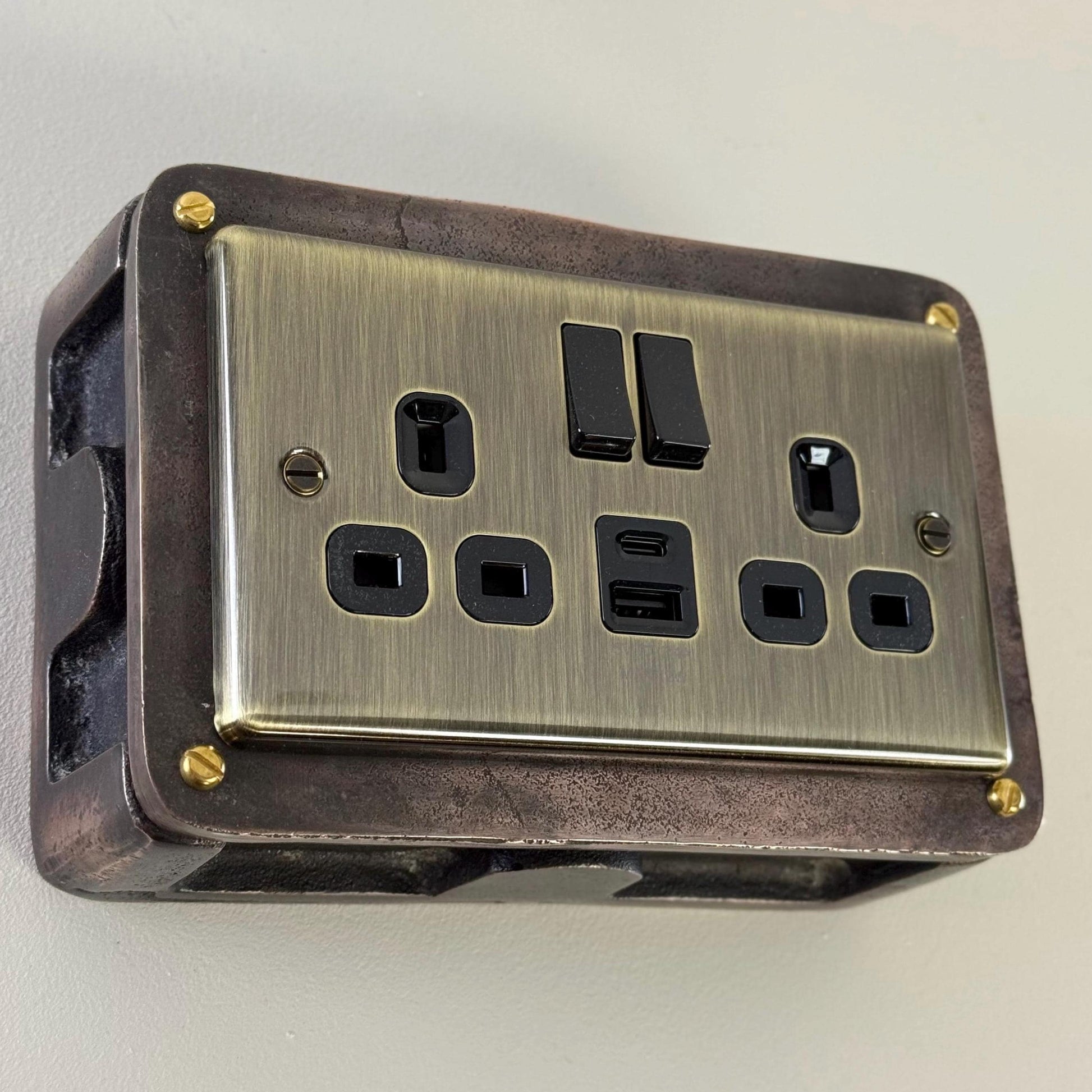Antique Brass Double Switched Antique Copper Solid Cast Metal Conduit 2-Gang Socket + 2 Outlet Type A & C USB Charger