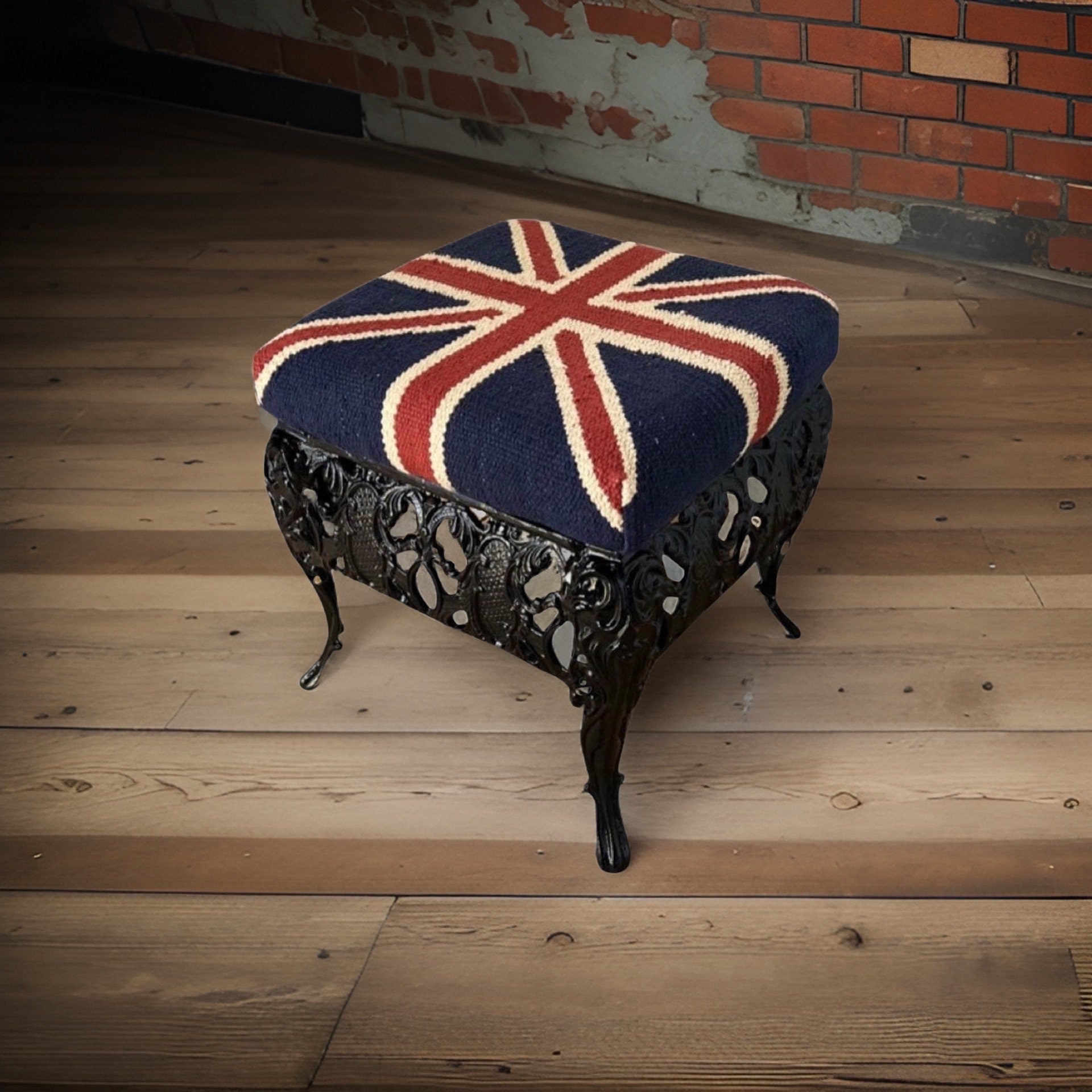 Maxlume ~ Union Jack Flag Bench | Great Britain | Pouf Solid Base | Vintage Style | Floor Standing | Man Cave Stool