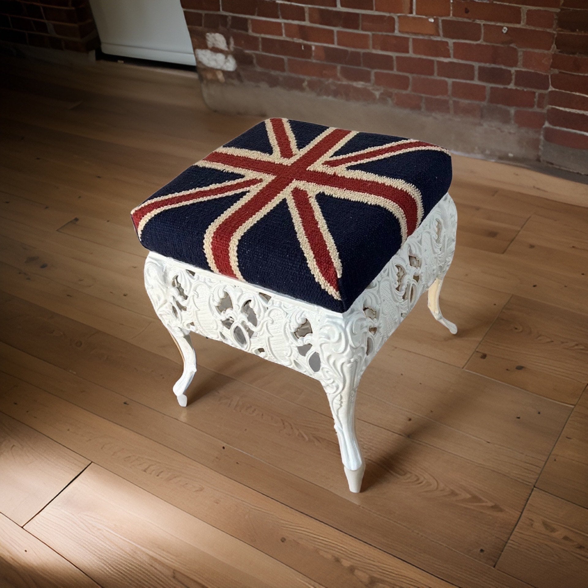 Maxlume ~ Union Jack Flag Bench | Great Britain | Pouf Solid Base | Vintage Style | Floor Standing | Man Cave Stool