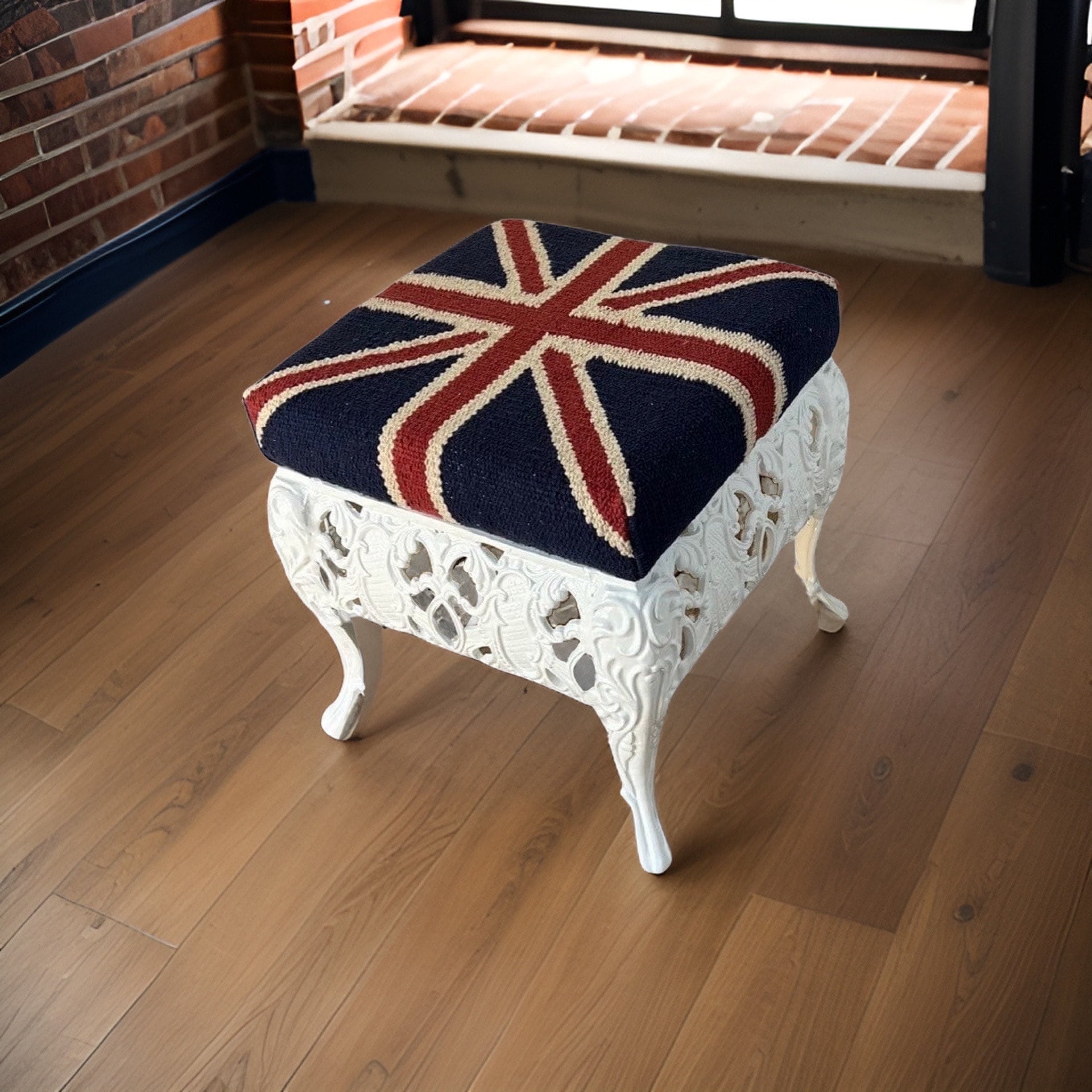 Maxlume ~ Union Jack Flag Bench | Great Britain | Pouf Solid Base | Vintage Style | Floor Standing | Man Cave Stool