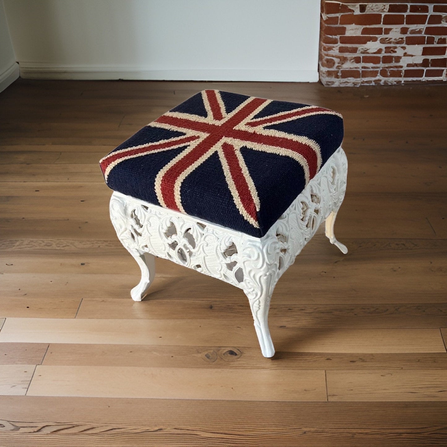 Maxlume ~ Union Jack Flag Bench | Great Britain | Pouf Solid Base | Vintage Style | Floor Standing | Man Cave Stool