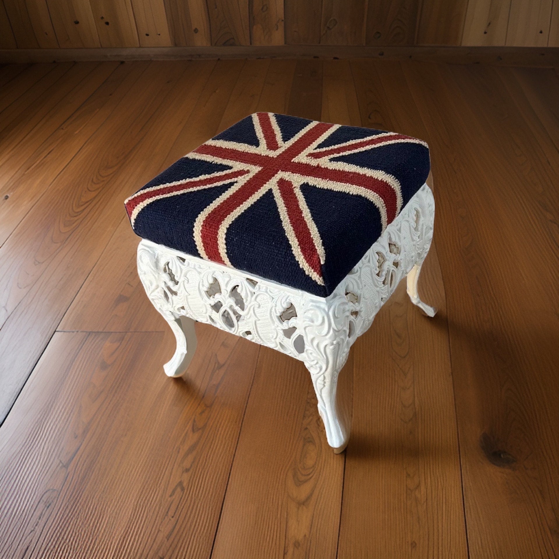 Maxlume ~ Union Jack Flag Bench | Great Britain | Pouf Solid Base | Vintage Style | Floor Standing | Man Cave Stool